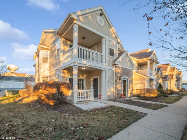 2245 Aurora Dr Unit 8, Hampshire, IL 60140