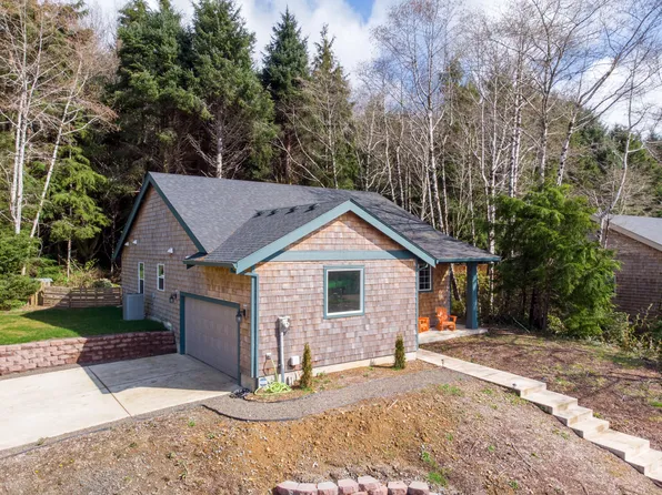 1174 Necarney Ave, Rockaway Beach, OR 97136