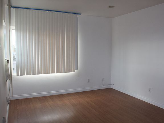 4th image of 4542 1/2 N Lakewood Blvd