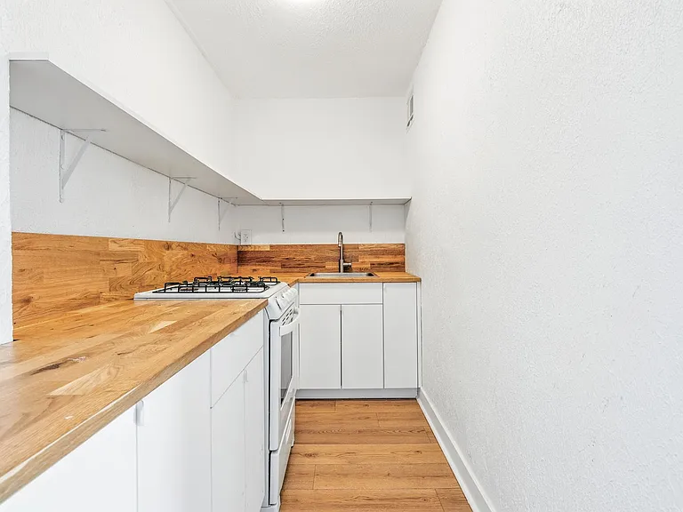 St. Regis Apartments — Photo 23