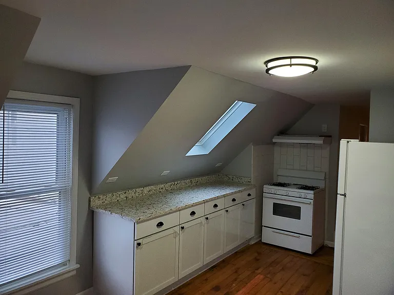 712 E 10th St #1/2 — Photo 5