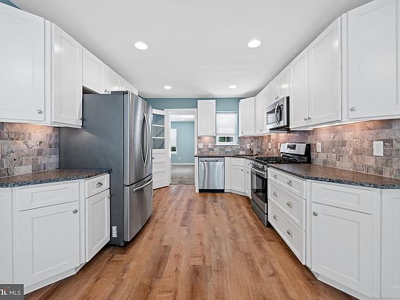 4th image of 809 Woodsdale Rd