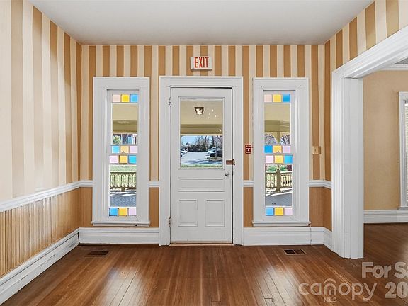 3rd image of 121 5th Ave NE