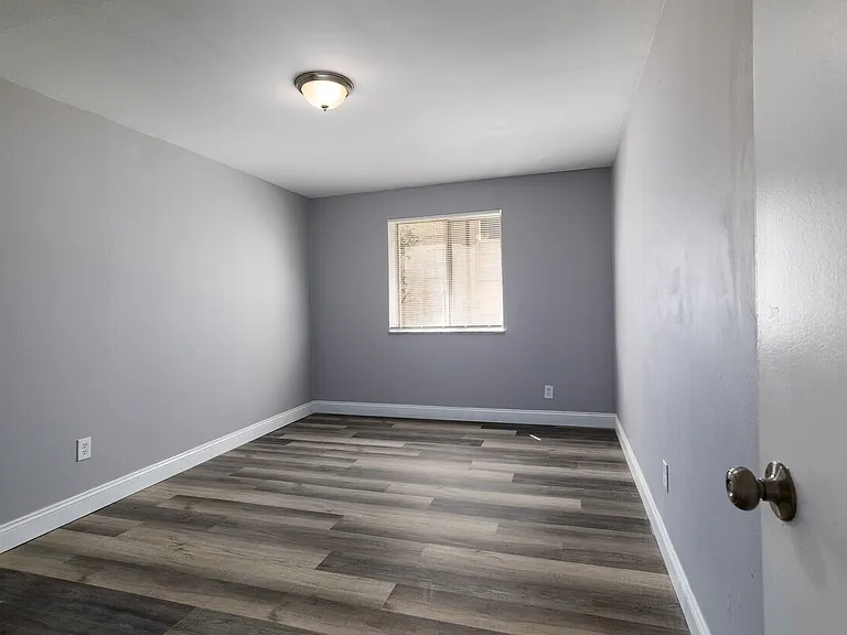 Versailles Apartments — Photo 10