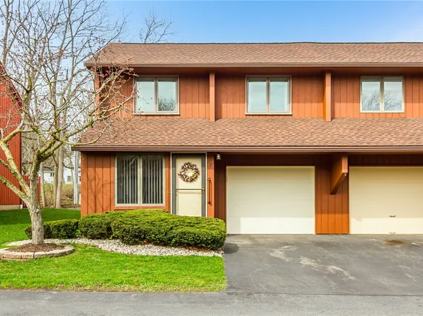 7 Treetop Dr, Fairport, NY 14450