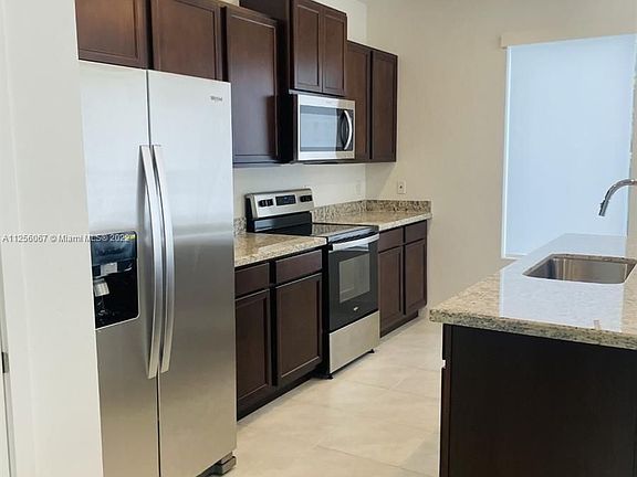 4th image of 409 NW 17th St #409