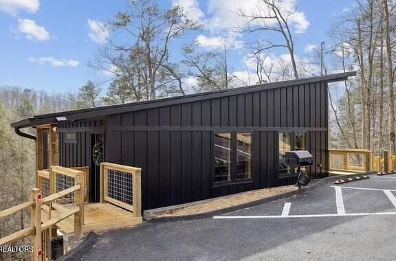 5th image of Round Top Way