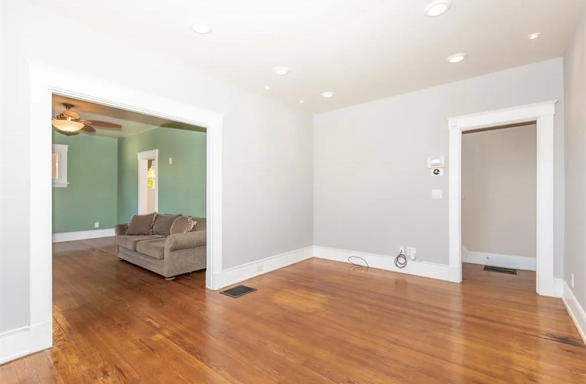 2304 Center St — Photo 4