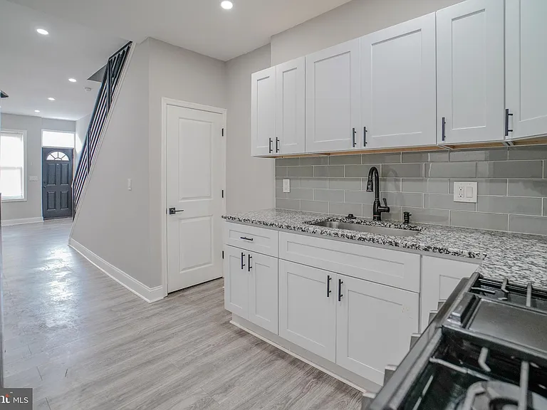 1535 W Seltzer St — Photo 19