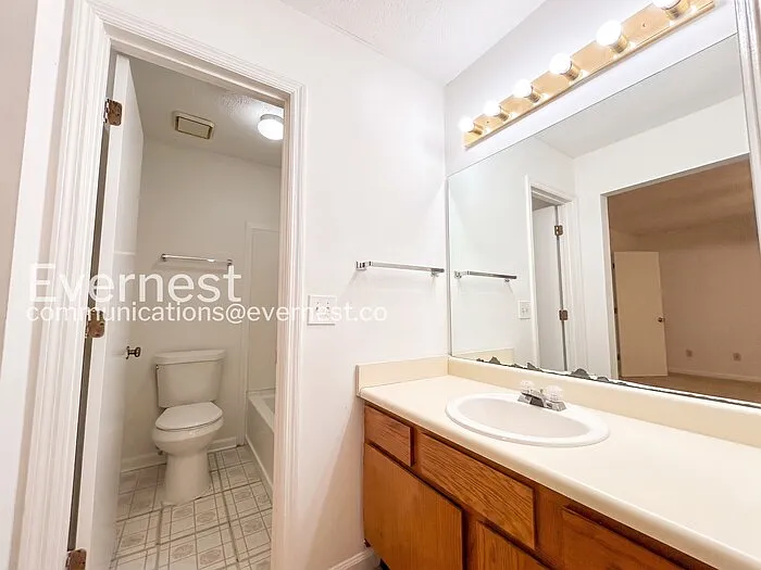 402 Hamilton Trce — Photo 8