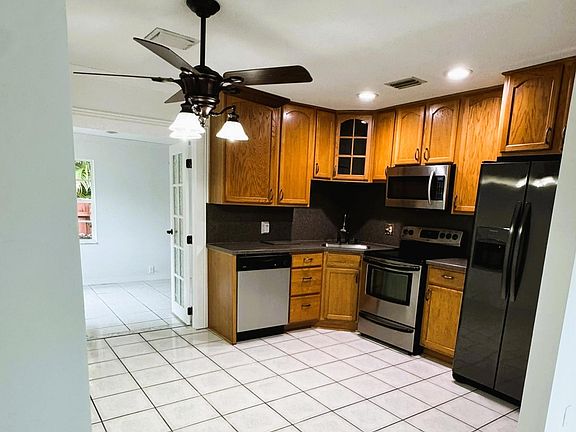 4th image of 4570 NW 16th Avenue