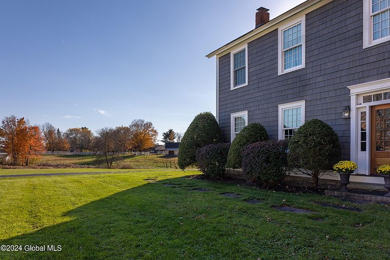4th image of 373 Fortsville Road