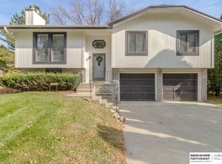 9621 Oak Ridge Dr, Bellevue, NE 68147