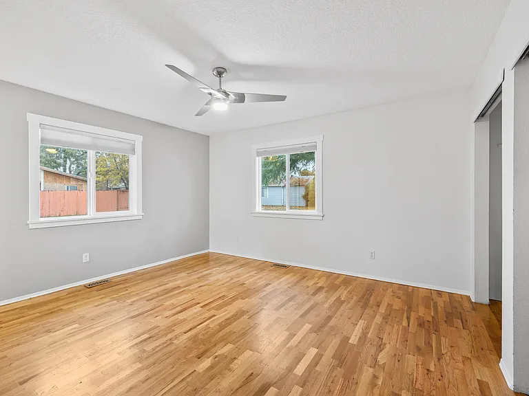 2554 W Stewart Ave — Photo 7