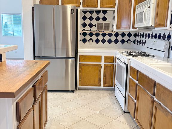 4th image of 1905 Fullerton Ave #D