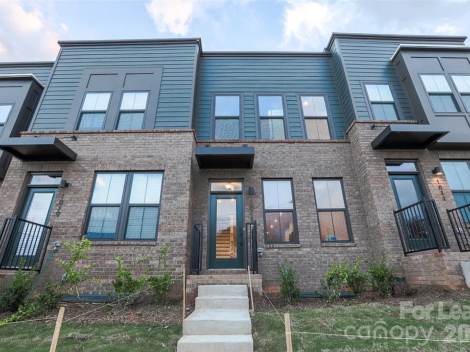 1015 Simcoe Ln