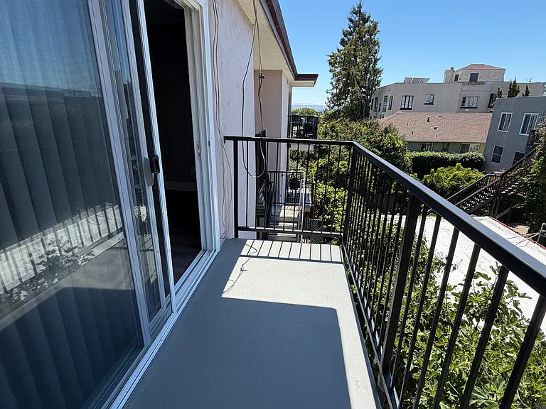 2605 9th Ave #G — Photo 2