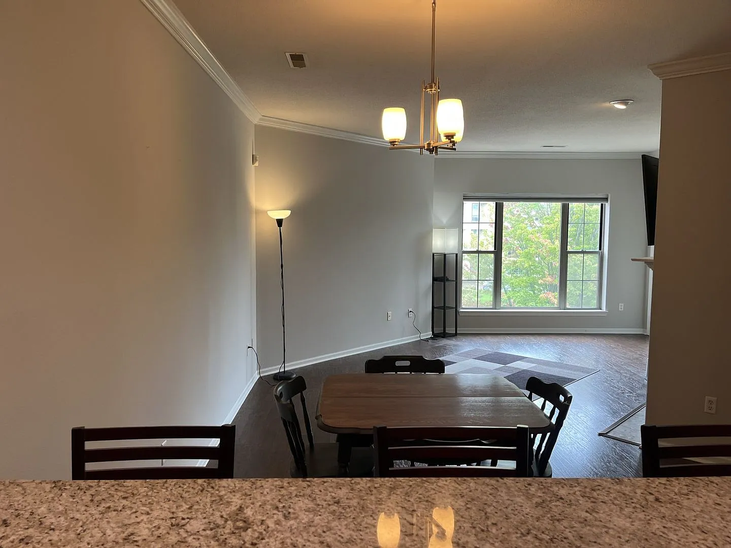 Beautiful Lake Bluff 1 Bedroom Condo for Rent — Photo 4