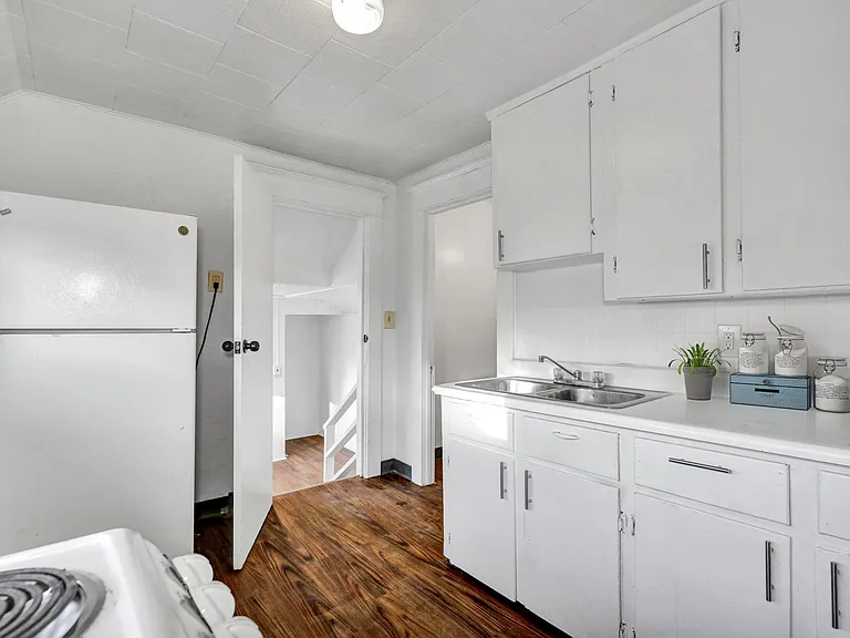 416 W Saginaw St #1/2 — Photo 8