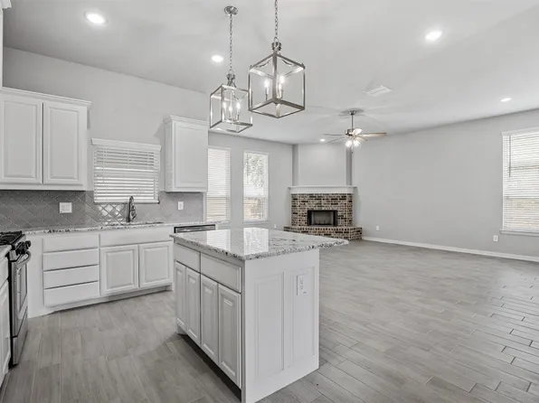 648 Mooney Dr, Saginaw, TX 76179