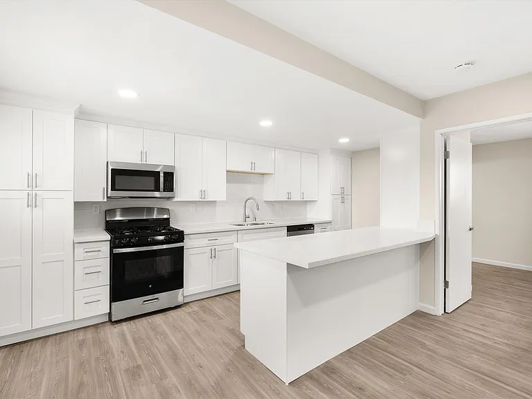 9139 - Jade Apts — Photo 18
