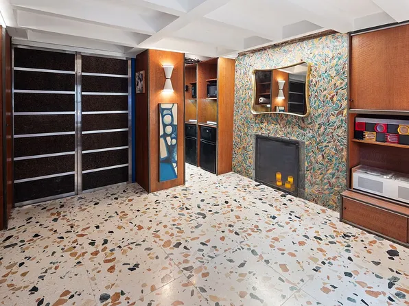 34 Bethune St APT 1-R, Manhattan, NY 10014