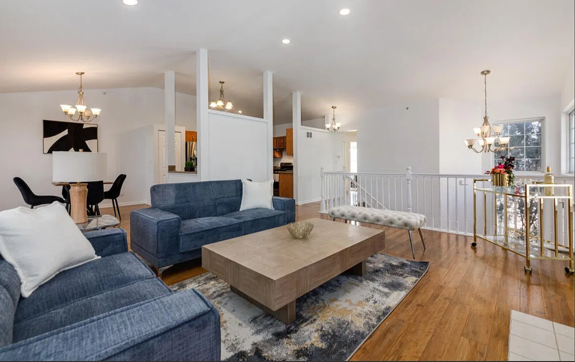 3 bed, 2340 sqft, $3,450 — Photo 2