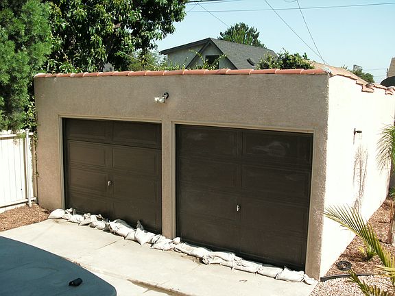 Single car garage (on right)