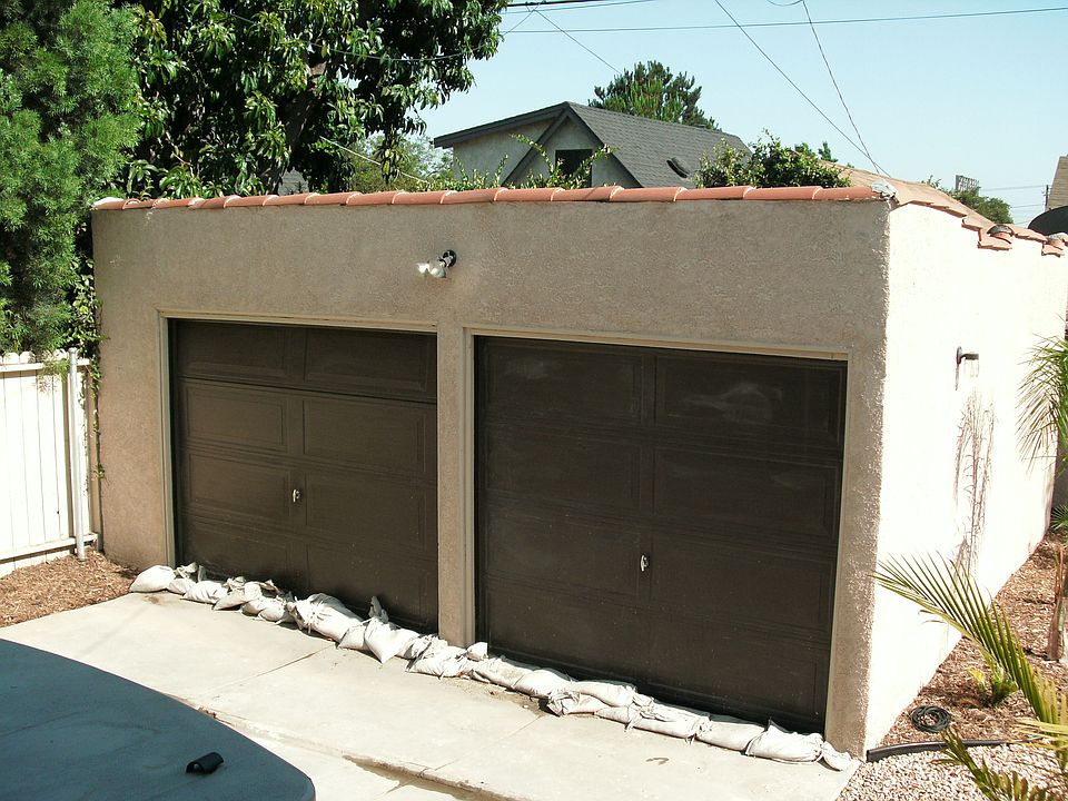 Single car garage (on right)