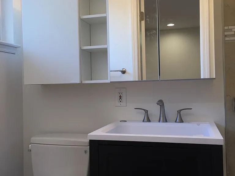 Mirrored cabinet with cample storage