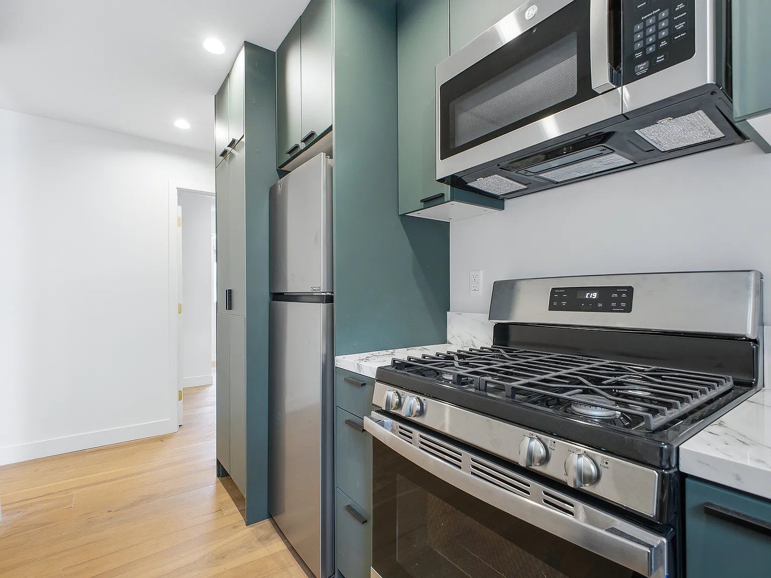 2 bed, 800 sqft, $3,745 — Photo 3