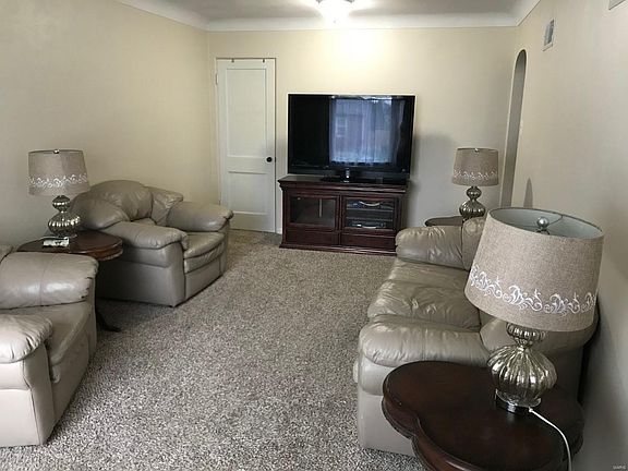 3rd image of 633 Sandra Ct