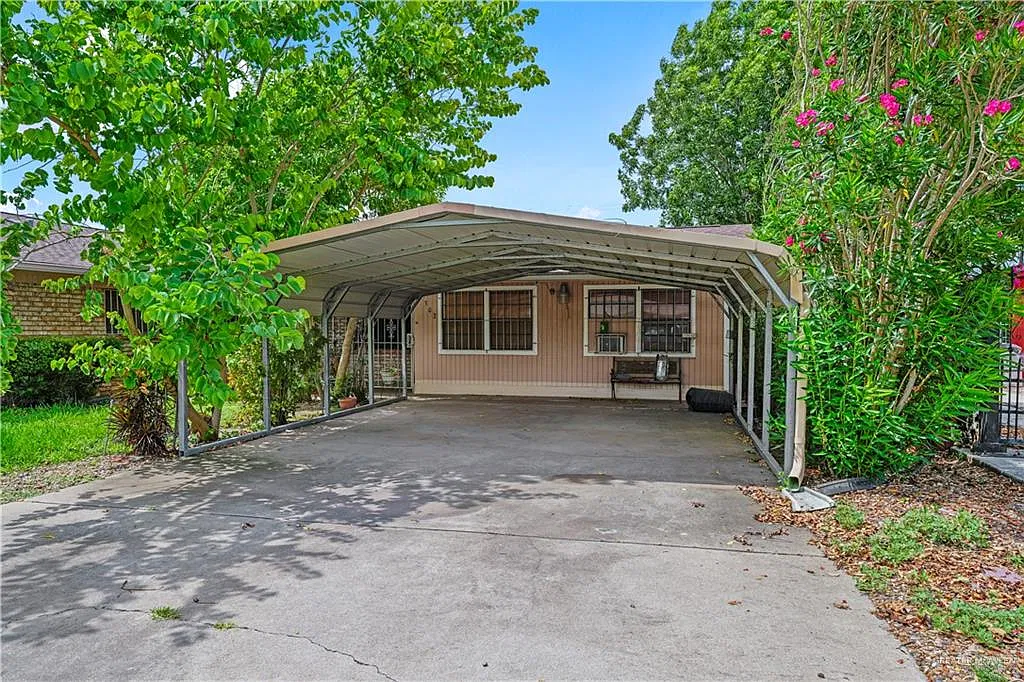4 bed, 3.5 bath, 2501 sqft, $2,200 — Photo 2