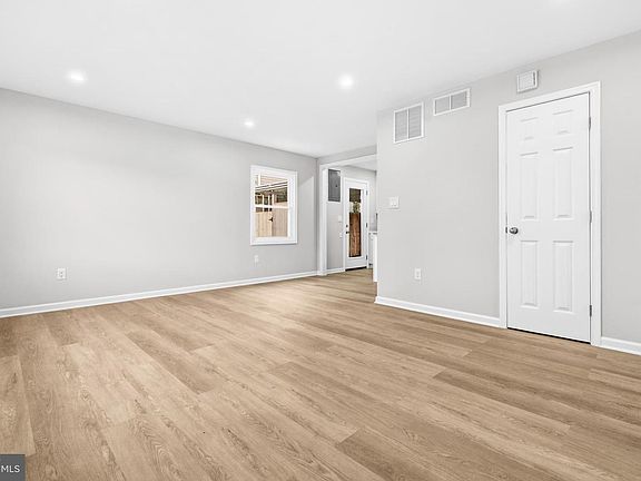 3rd image of 4806 Rockford Dr