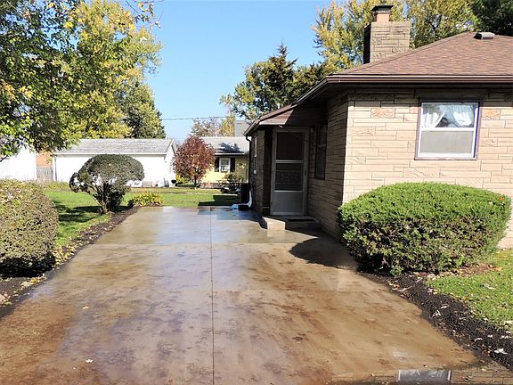 3rd image of 102 N La Salle Ave