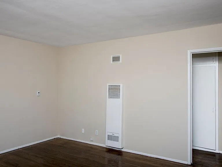 1150-1154 E Chevy Chase Dr — Photo 2