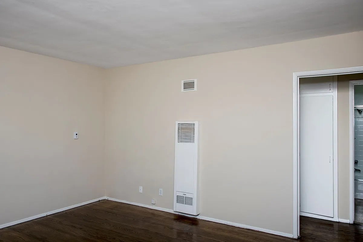 Building Photo - 1150-1154 E Chevy Chase Dr