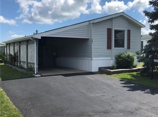 737 Willowbrook Dr, Lockport, NY 14094