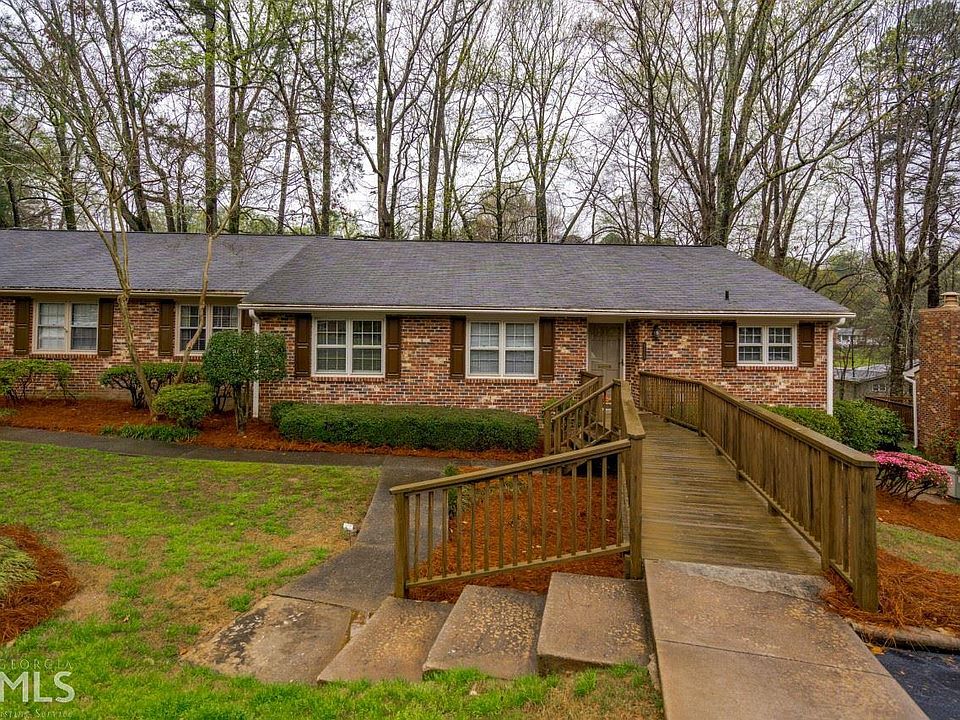 1st image of 2420 Northlake Ct NE