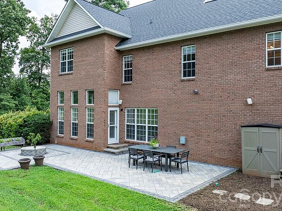 2nd image of 1221 Willow Creek Dr