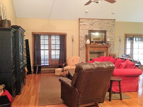 2nd image of 600 Gem Ln