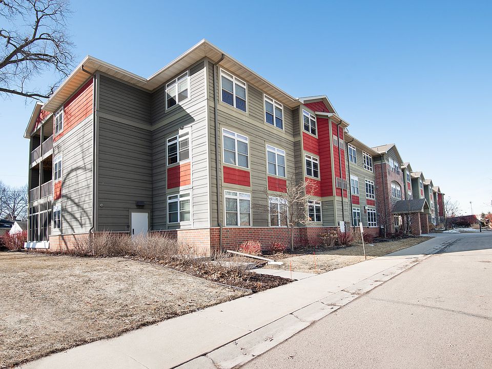Outside of condo! Lots of guest parking!