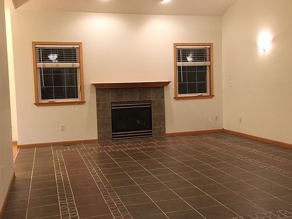 Great Room - vaulted ceiling