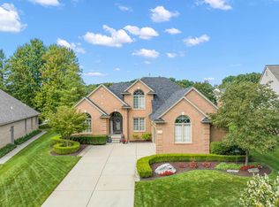 1039 Bloomview Cir, Rochester, MI 48307