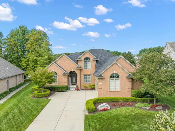 1039 Bloomview Cir, Rochester, MI 48307