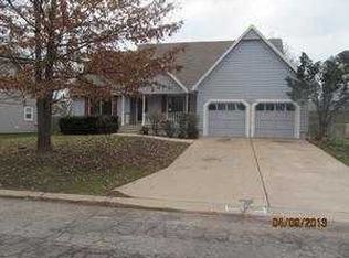 2404 SW 10th St, Blue Springs, MO 64015