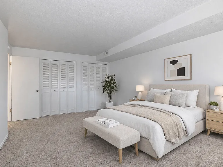Carlyle Tower Apartments - Southfield, MI — Photo 9
