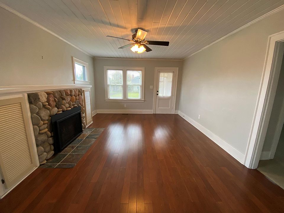 Living Room - ceiling fan - nice windows