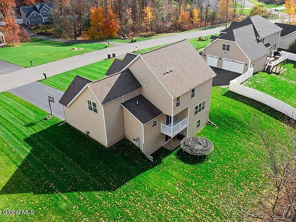 3rd image of 26 Stone Crest Dr