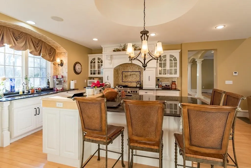 4 bed, 3.5 bath, 3599 sqft, $6,950 — Photo 4